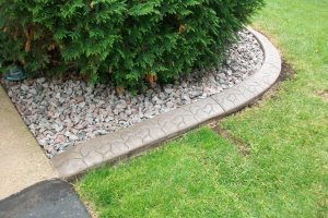 Example of a continuous concrete border / lawn edging installed by Unique Curbing